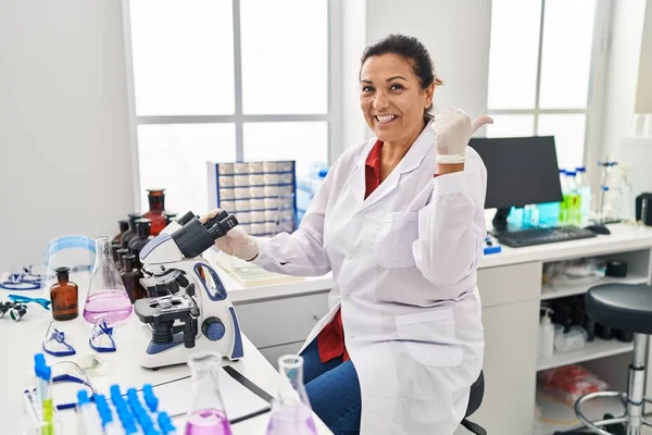 Moyen Age Femme Hispanique Travaillant Laboratoire Scientifique Pointant Pouce Vers — Photo