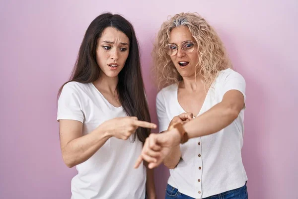 Mother Daughter Standing Together Pink Background Hurry Pointing Watch Time — Stock Photo, Image