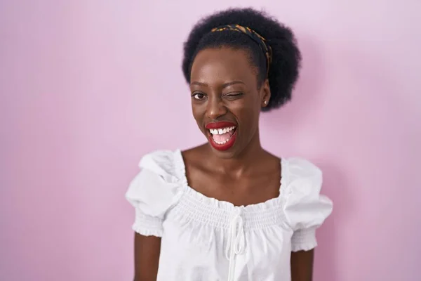 Afrikai Göndör Haj Felett Áll Rózsaszín Háttér Kacsintás Néz Kamera — Stock Fotó