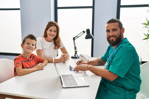 Family Having Medical Consultation Clinic — Zdjęcie stockowe