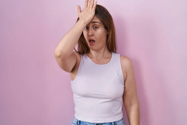 Brunette Woman Standing Pink Background Surprised Hand Head Mistake Remember — Stock Photo, Image