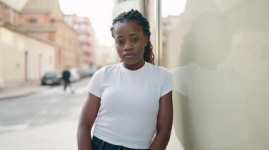 Sokakta kendine güvenen Afrikalı Amerikalı kadın gülümsüyor