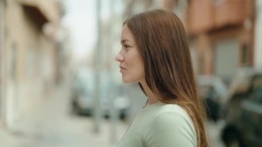 Sokakta kendine güvenen genç ve güzel bir kadın