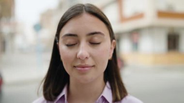 Sokakta kendine gülen genç İspanyol kadın.