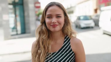 Sokakta kendine güvenen güzel İspanyol bir kadın.