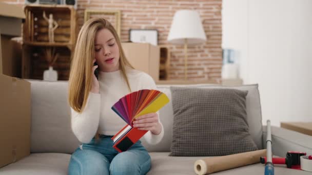 Ung Blond Kvinna Talar Smartphone Välja Färg Färg Vägg Nytt — Stockvideo