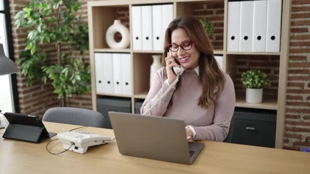 Genç Güzel Spanyol Kadını Ofiste Dizüstü Bilgisayarla Telefonda Konuşuyor — Stok video