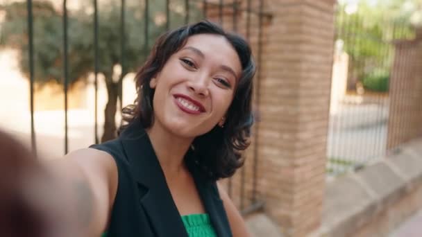 Ung Vacker Latinamerikansk Kvinna Ler Säker Med Videosamtal Gatan — Stockvideo