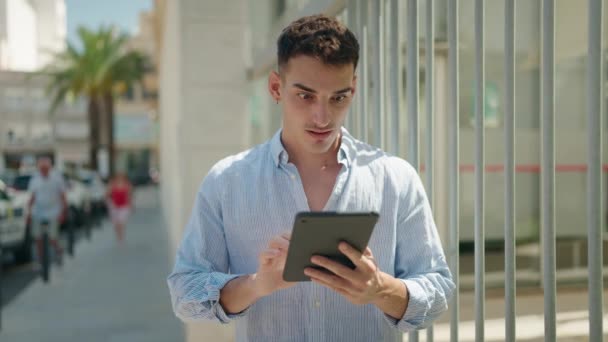 Mladý Hispánec Usmívá Sebevědomě Pomocí Touchpad Ulici — Stock video