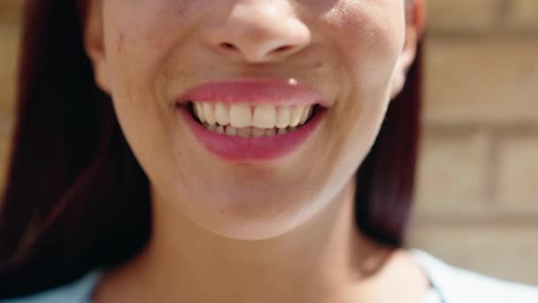 Jong Mooi Latino Vrouw Glimlachen Zelfverzekerd Geïsoleerde Baksteen Achtergrond — Stockvideo