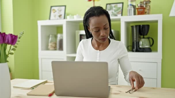 Afrikansk Amerikansk Kvinna Använder Bärbar Dator Sittandes Bordet Hemma — Stockvideo