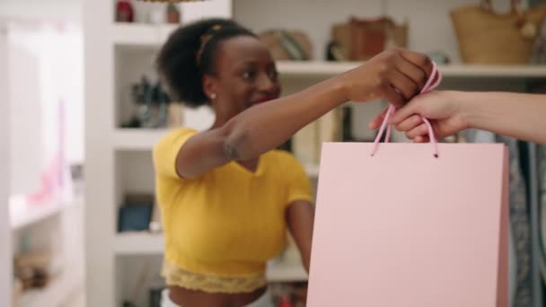 Афроамериканська Жінка Асистент Магазину Допомогою Комп Ютера Працює Магазині Одягу — стокове відео