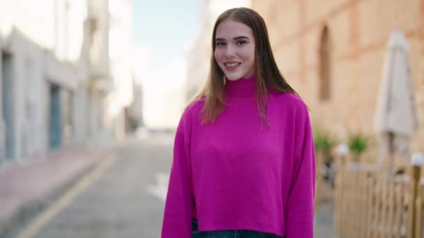 Joven Mujer Rubia Sonriendo Confiada Pie Con Los Brazos Cruzados — Vídeos de Stock