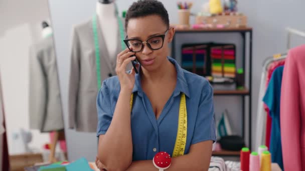 在裁缝店里 非洲裔美国女性裁缝师自信地在智能手机上交谈 — 图库视频影像