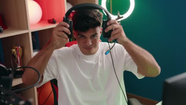 Jovem Homem Hispânico Streamer Sorrindo Confiante Sentado Mesa Sala Jogos — Vídeo de Stock