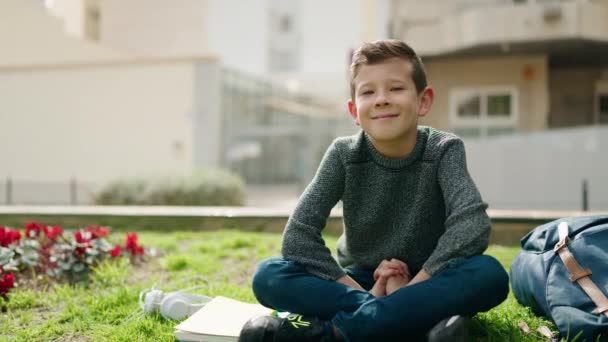 Sarışın Çocuk Parkta Çimlerin Üzerinde Oturuyor — Stok video