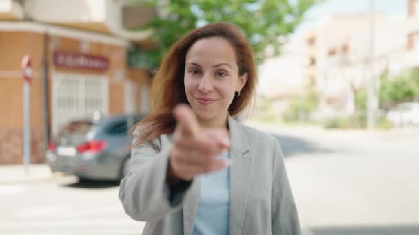 거리에서 손가락으로 몸짓을 — 비디오