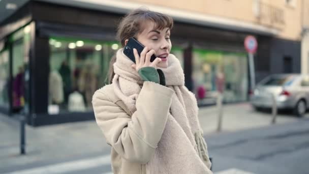 Joven Mujer Caucásica Hablando Por Teléfono Calle — Vídeos de Stock