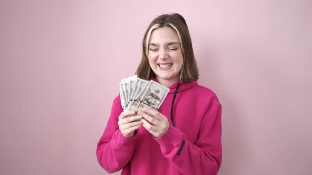 Jonge Blonde Vrouw Glimlachen Zelfverzekerd Met Behulp Van Dollars Als — Stockvideo