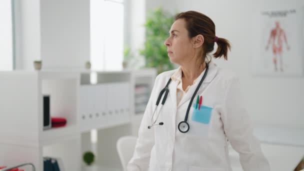 Mujer Mediana Edad Vistiendo Uniforme Médico Pie Clínica — Vídeos de Stock