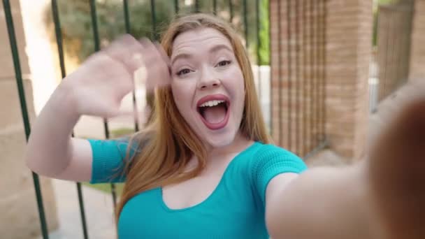 Jonge Roodharige Vrouw Glimlachen Zelfverzekerd Met Video Bellen Straat — Stockvideo