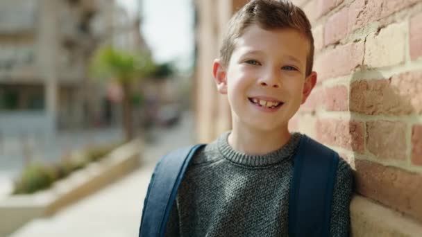 Sarışın Çocuk Sokakta Kendinden Emin Bir Şekilde Gülümsüyor — Stok video