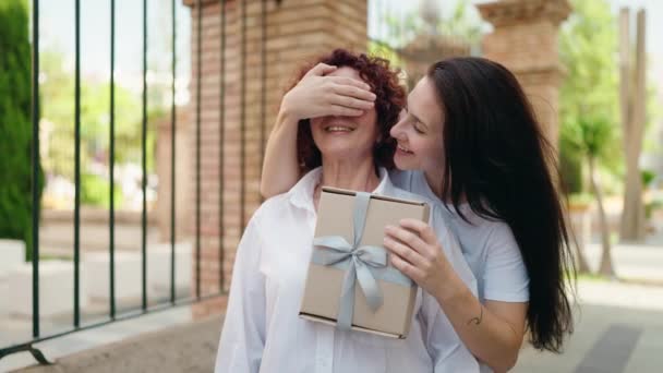 Zwei Frauen Überraschen Mutter Und Tochter Mit Geburtstagsgeschenk Auf Der — Stockvideo