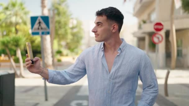 Mladý Hispánec Muž Usmívá Sebevědomě Videohovory Chůze Ulici — Stock video