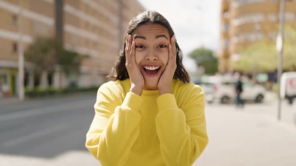 Joven Mujer Afroamericana Sonriendo Confiada Pie Con Expresión Sorpresa Calle — Vídeo de stock
