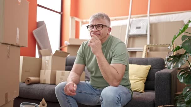 Hombre Pelo Gris Mediana Edad Sentado Sofá Con Expresión Estresada — Vídeos de Stock