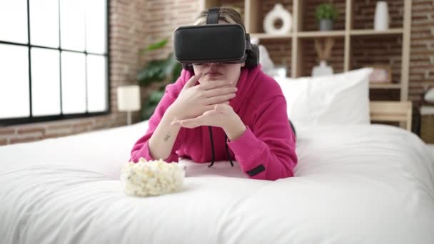Jovem Loira Assistindo Filme Por Óculos Realidade Virtual Quarto — Vídeo de Stock