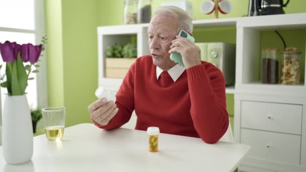 Senior Beszél Telefonon Orvos Kezében Tabletták Otthon — Stock videók