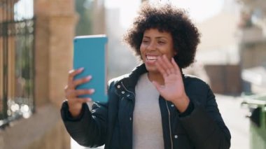 Genç Afro-Amerikalı kadın gülümsüyor.