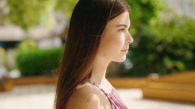 Parkta kendine güvenen güzel, İspanyol bir kadın.