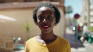 Sokakta kendine güvenen Afrikalı Amerikalı kadın gülümsüyor