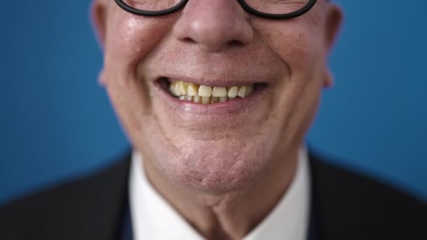 Senior Sonriente Confiado Usando Gafas Sobre Aislado Fondo Azul — Vídeo de stock