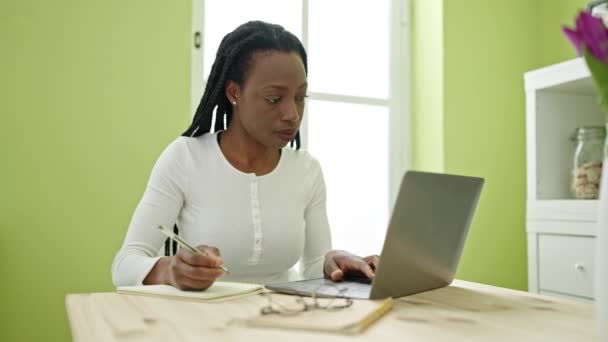 Africano Americano Mulher Usando Laptop Escrita Notebook Casa — Vídeo de Stock