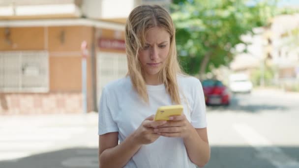 Ung Blond Flicka Med Smartphone Med Vinnare Uttryck Gatan — Stockvideo