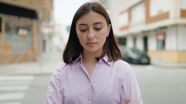 年轻的惊慌失措的女人站在街上 满脸轻松的表情 双手交叉地做着手势 — 图库视频影像