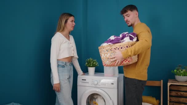 Çamaşır Odasında Kendine Güveni Olan Genç Bir Çift Çamaşır Sepetini — Stok video
