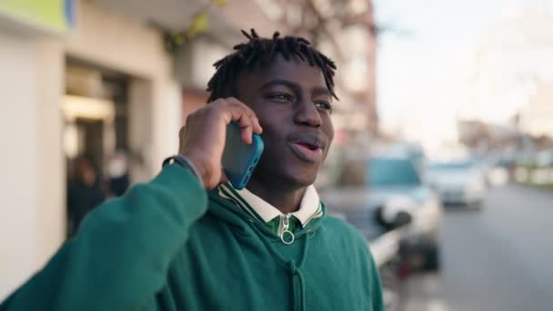 Afrikai Amerikai Férfi Mosolygós Magabiztos Beszél Okostelefonon Utcán — Stock videók
