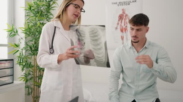 Fiatal Pár Orvos Beteg Keres Röntgen Klinikán — Stock videók