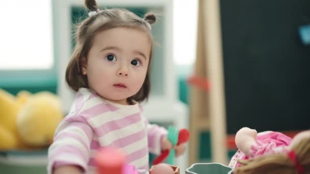 유치원에서 표정으로 스러운 — 비디오