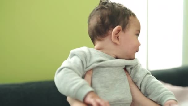 Adorável Bebê Hispânico Sorrindo Confiante Relaxado Mãos Mãe Casa — Vídeo de Stock