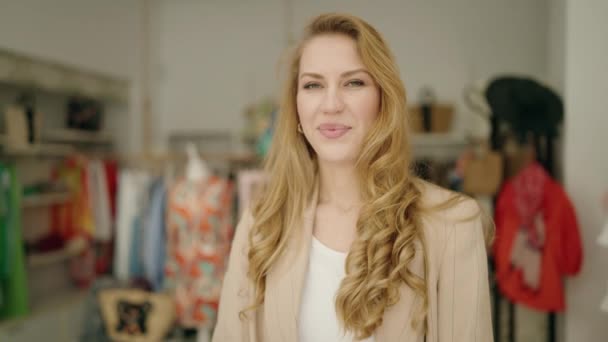 Jonge Blonde Vrouw Winkel Assistent Glimlachen Zelfverzekerd Staan Met Armen — Stockvideo