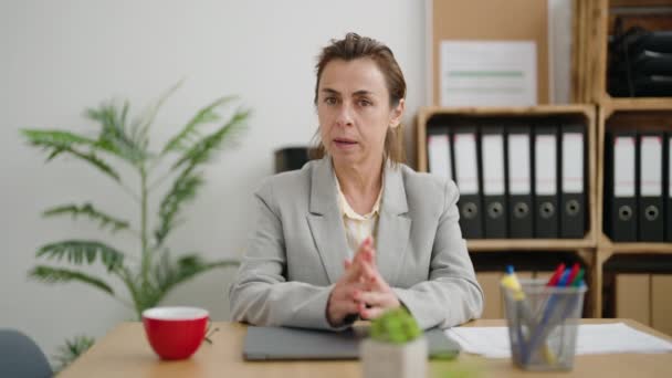 Ofiste Konuşan Orta Yaşlı Bir Kadını — Stok video