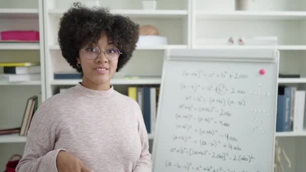 Joven Afroamericana Mujer Profesora Enseñanza Matemáticas Lección Universidad Aula — Vídeo de stock