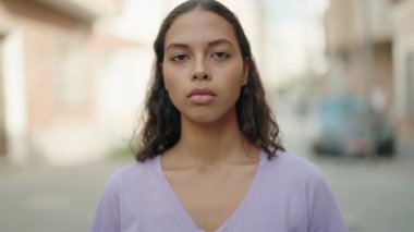 Genç Afrikalı Amerikalı kadın gülümsüyor. Kendine güveni tam.
