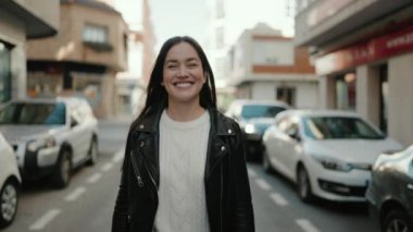 Sokakta kendine güvenen genç İspanyol kadın gülümsüyor
