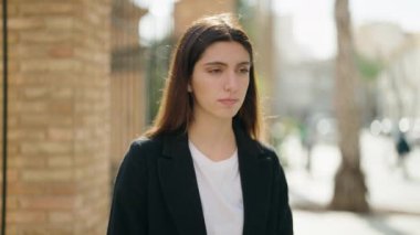 Sokakta ciddi bir ifadeyle duran genç İspanyol kız.